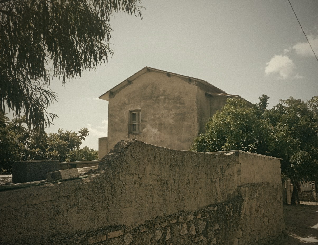 La vecchia casa di pietra nella Valle Ancinale, tra gli agrumi